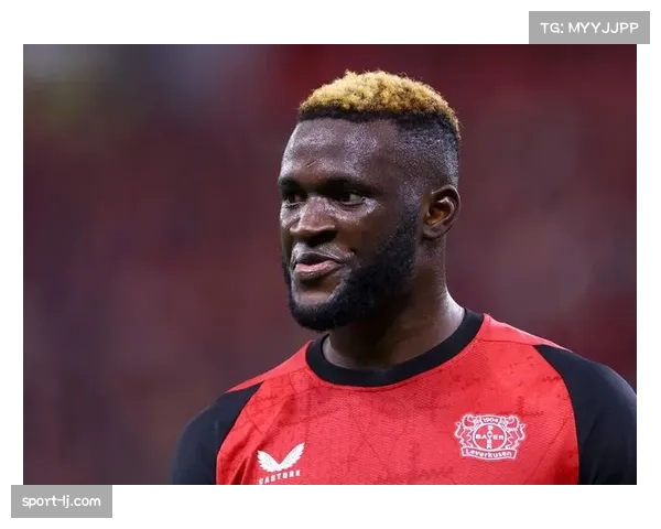 镜头捕捉：勒沃库森前锋博尼法斯进球后冲向场边与受伤队友庆祝